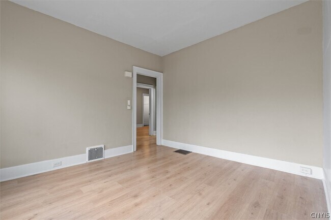 Building Photo - 712 Oak St