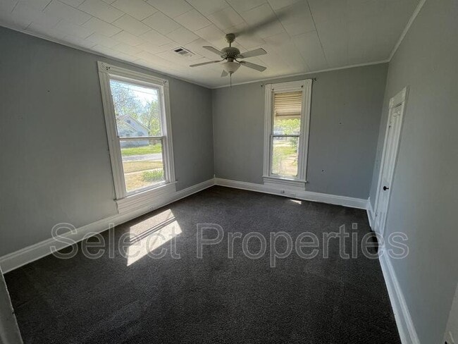 Building Photo - 904 W Oak Ave