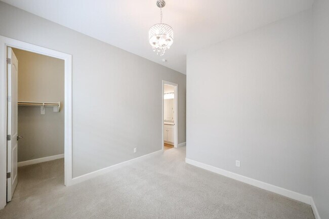 Building Photo - 1424 E Pedro Rd