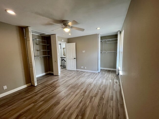 Building Photo - 5472 Roundtree Pl