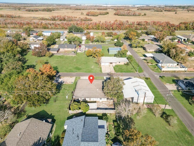 Building Photo - 7918 Bayside Dr