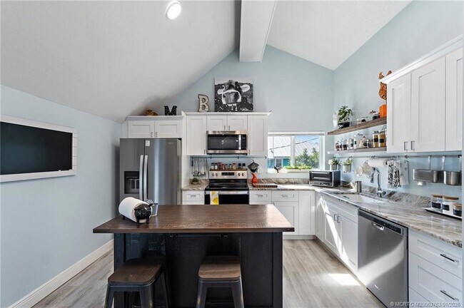 Building Photo - 310 SE Denver Ave