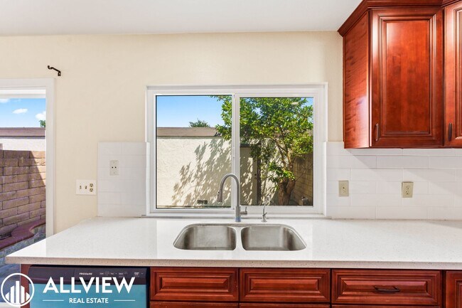 Building Photo - Charming 3-Bedroom, 1.5-Bath Townhouse in ...