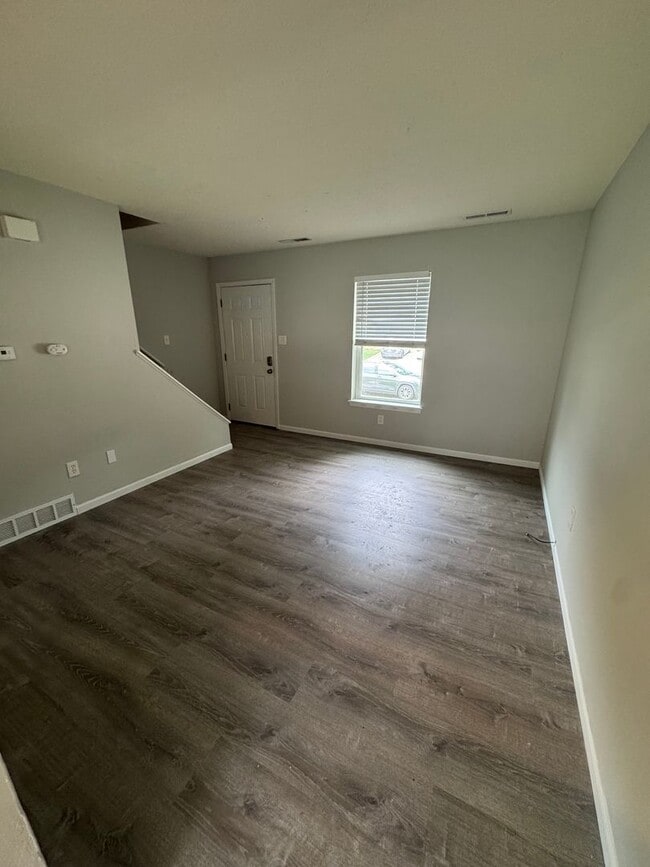Building Photo - Three Level Condo with Garage