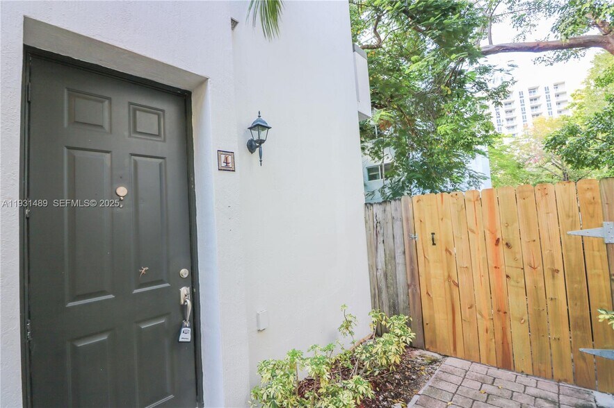 Building Photo - 2947 Coconut Ave