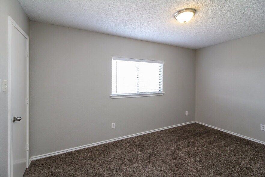 Building Photo - 3153 Pine Valley Dr