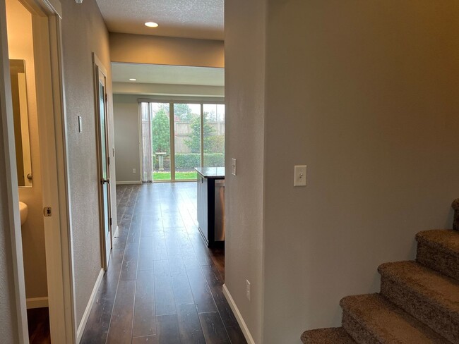 Building Photo - IM AVAILABLE NOW.. Wonderful Townhome High...