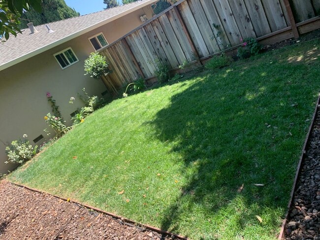 Building Photo - 39-1810