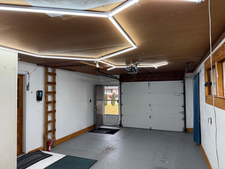 Building Photo - 6076 Smith Rd