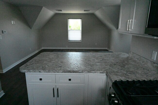 Building Photo - 330 Mang Ave