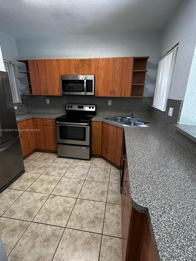 Building Photo - 865 SW 6th Ct