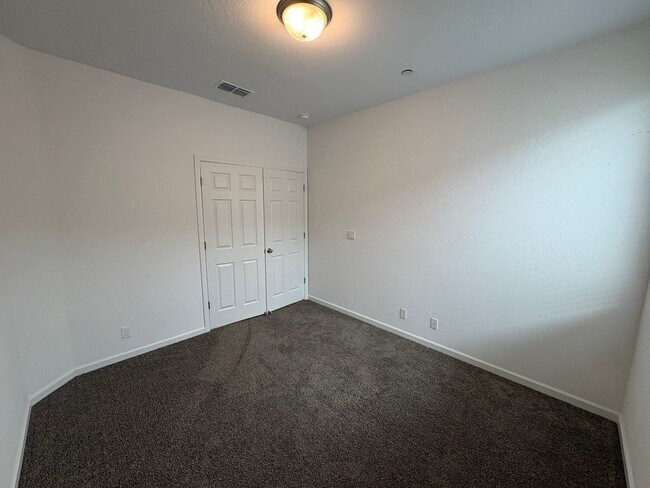 Building Photo - NW Visalia Home For Rent! Close to sports park & shopping centers!