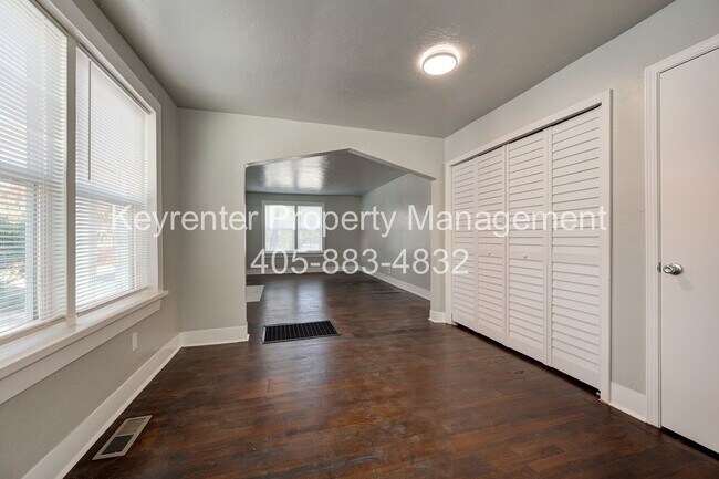 Building Photo - N Gatewood Ave Duplex