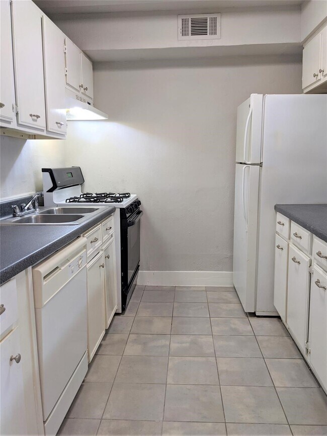 Building Photo - 704 E 22nd St