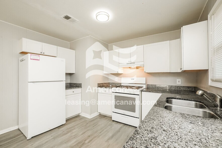 Building Photo - 2262 Forest Glen Dr