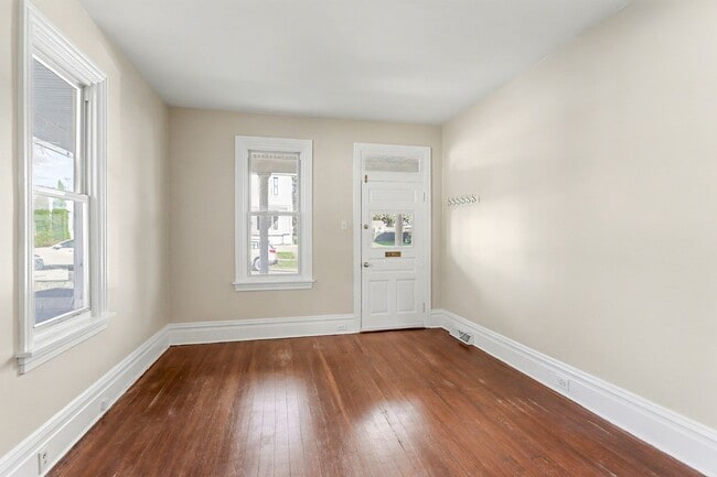 Building Photo - Three bedroom, 1.5 bath duplex