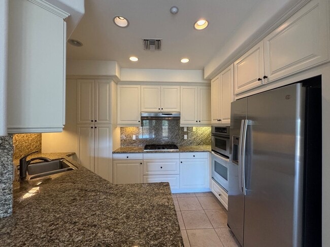 Building Photo - Top floor Playa Vista Condo 2+2