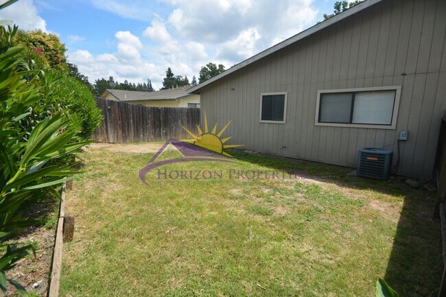 Building Photo - 4821/4823 Mary Kate Dr