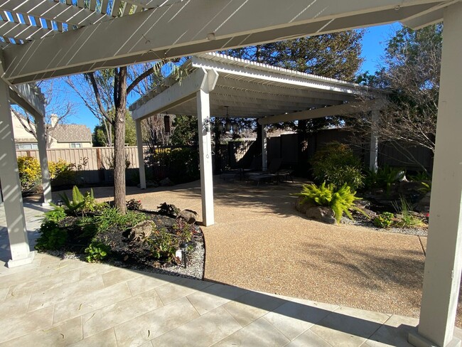 Building Photo - Livermore South Very Private 4 bedroom/3 b...