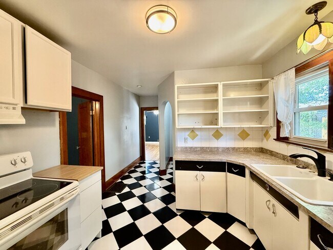 Building Photo - Charming 1925 Hillside Bungalow | Downtown Colorado Springs