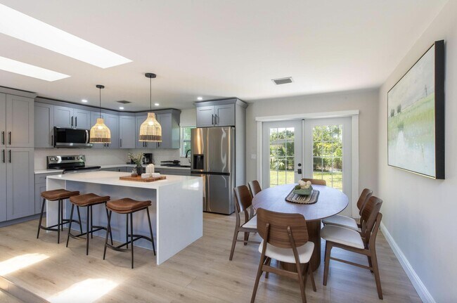 Building Photo - 16932 Aintree Dr W