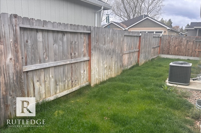 Building Photo - 3 Bedroom House in Medford!