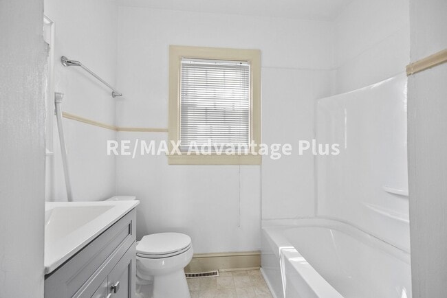 Building Photo - 3 Bedroom 2 Bath in Farmville!