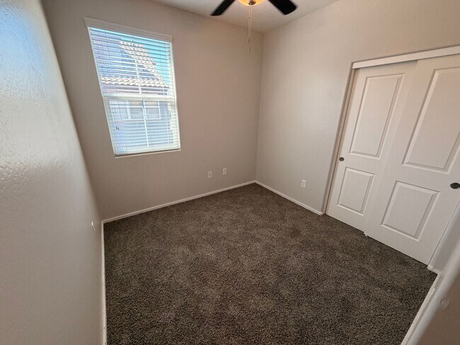 Building Photo - Spacious 3 Bedroom, 2.5 Bath Phoenix Townhome with *New Floors*
