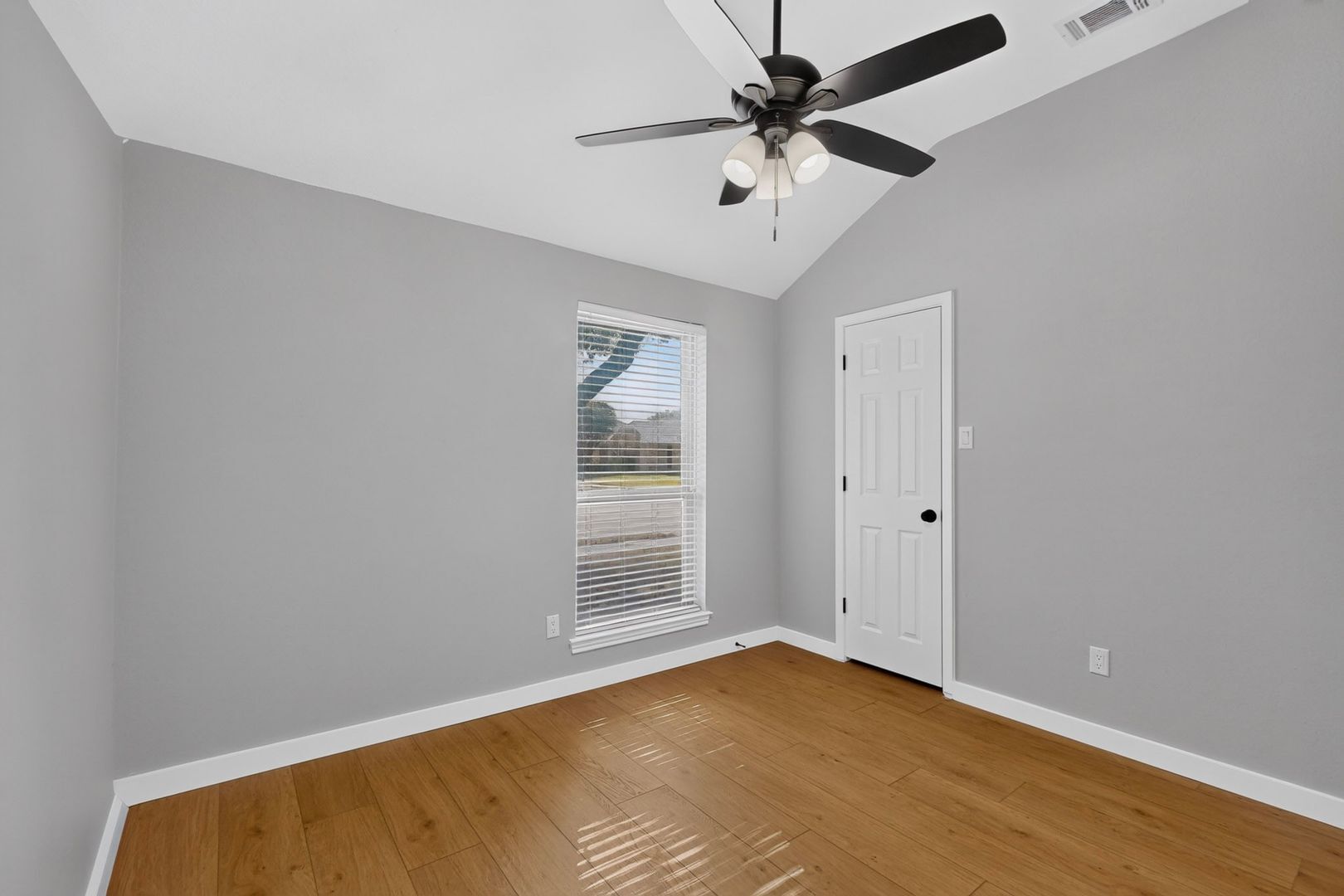 Building Photo - 405 Phillips Dr