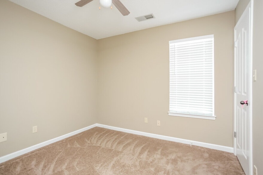 Building Photo - 7470 Jennifer Dr