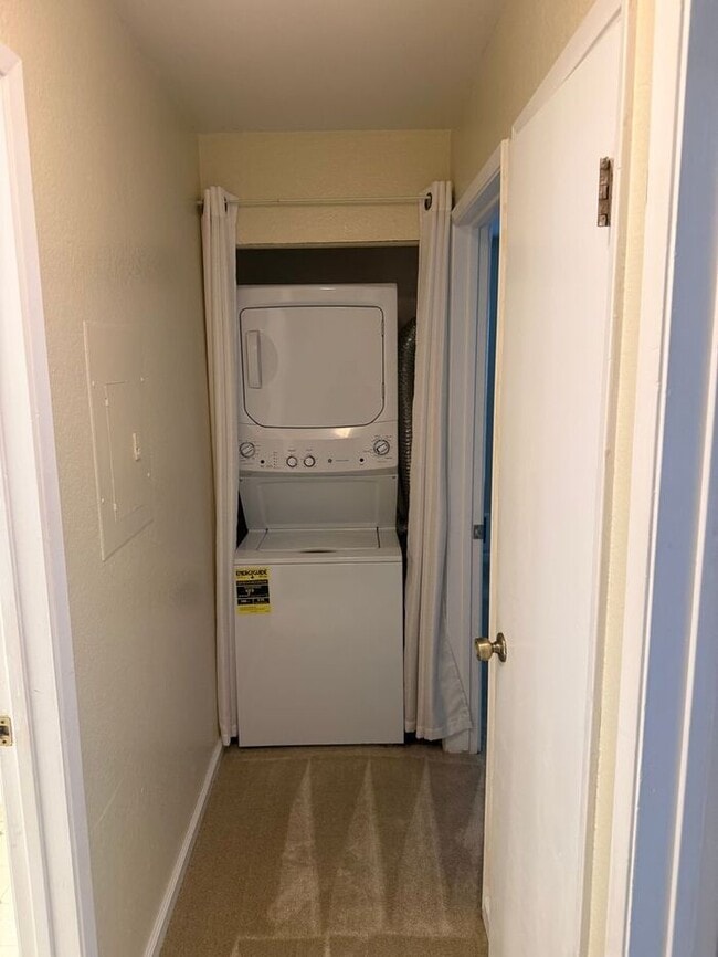 Building Photo - Nice 2 Bedroom 2 Bath Condo
