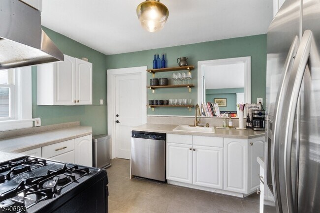 Building Photo - 11 Longview Trail E