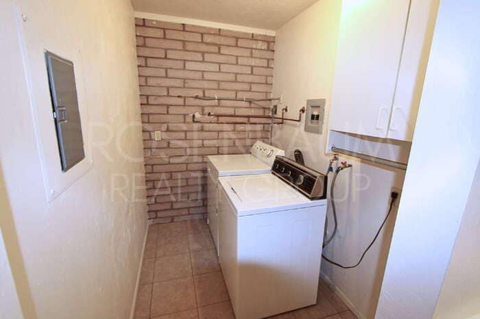 Building Photo - 1014 N Pueblo Dr