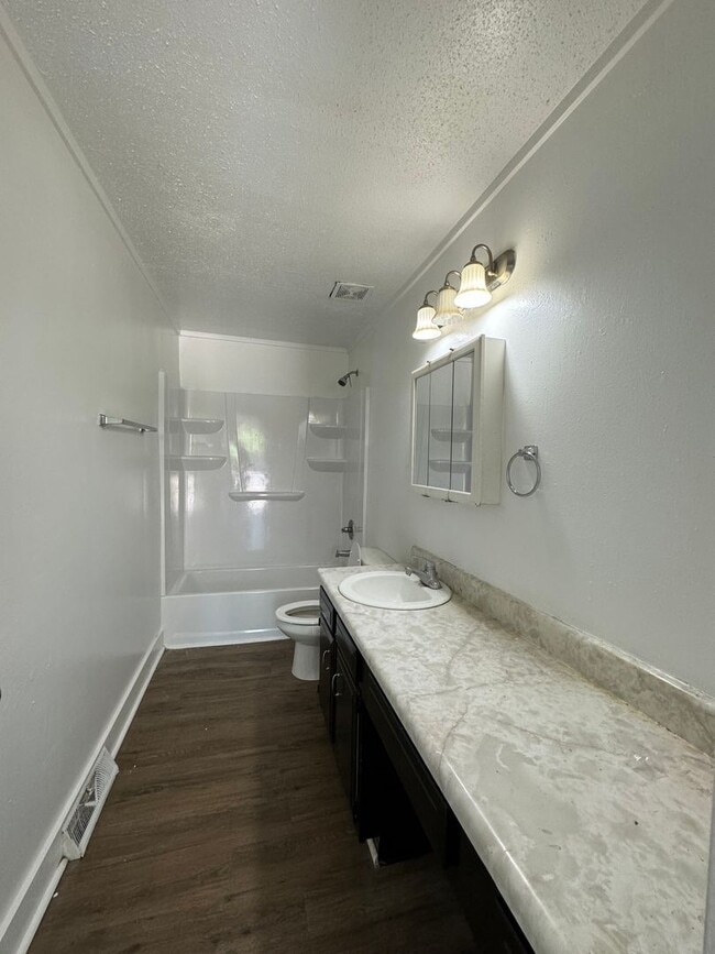 Building Photo - 2 bedroom 1 bath duplex