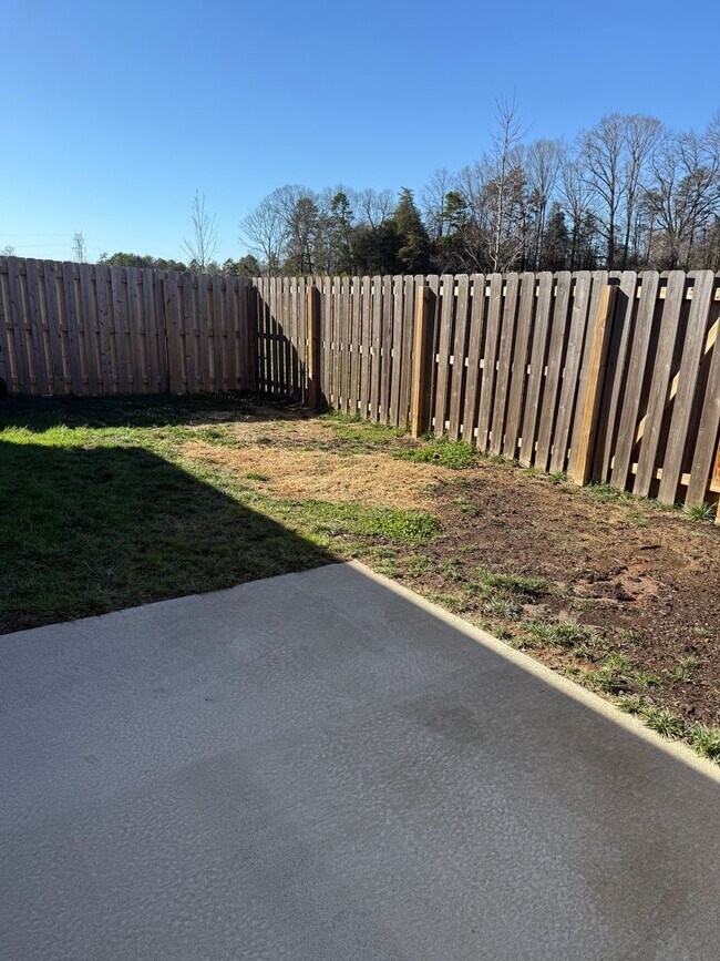 Building Photo - Updated 3 Bedroom Condo with Large Bonus Room!