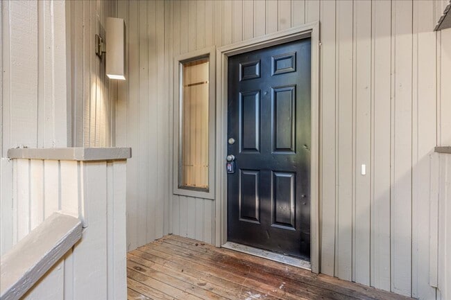 Building Photo - Lovely 3 bedroom, 2.5 bath townhouse with ...