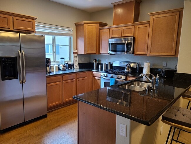 Building Photo - Fully Furnished 3 Bedrooms 2 Car Garage with Community Pool & Spa