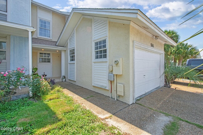 Building Photo - 1365 Capri Dr