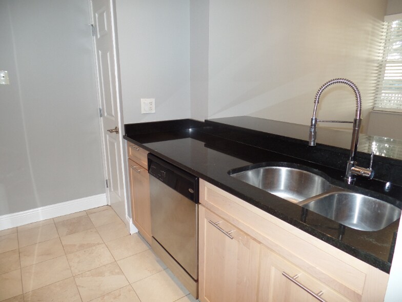 Building Photo - 2881 N Oakland Forest Dr