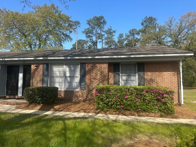 Building Photo - OPEN HOUSE 3/28 from 1PM to 3PM. Pet Friendly 2 Bedroom, 1 Bath Duplex Located in the Center of W...