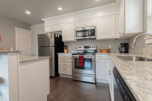 Building Photo - FIRST MONTH FREE!! Fully Furnished Condo!!  3 bedroom 2.5 bath minutes from the U of A!!!!