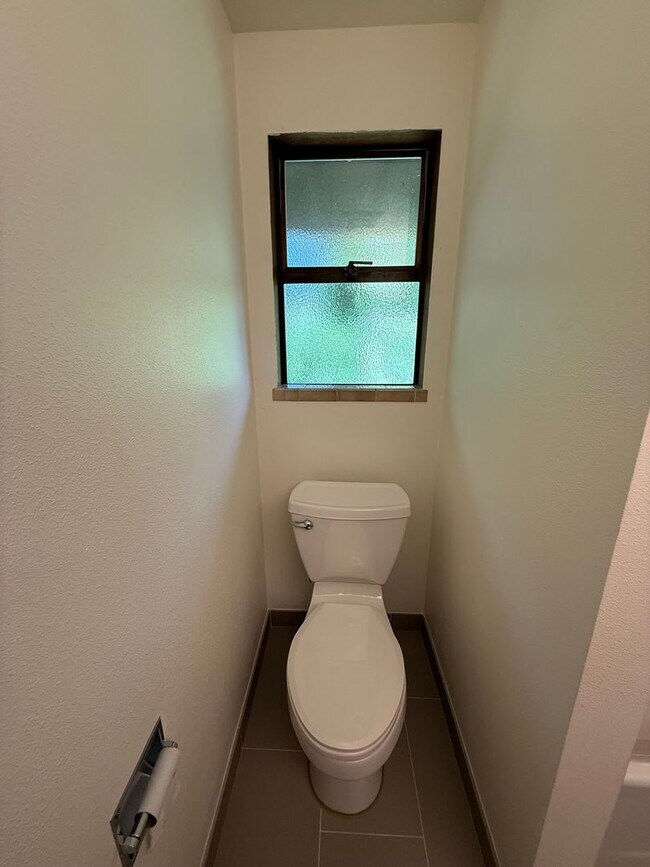 Building Photo - 3 Bed 2.5 Bath in the Heart of Bellevue