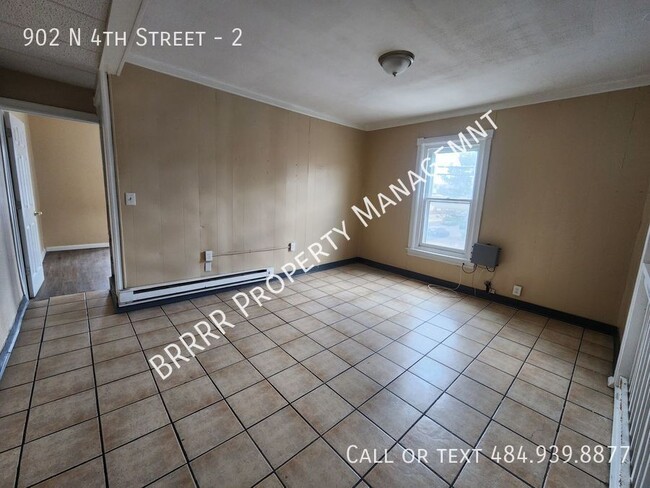 Building Photo - 3 bedroom 2 full bathroom apartment on the...