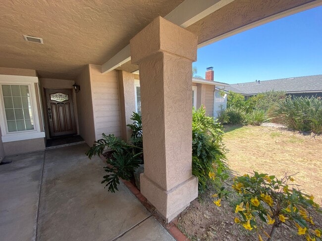 Building Photo - 3 Bedroom Home - Centrally Located with So...