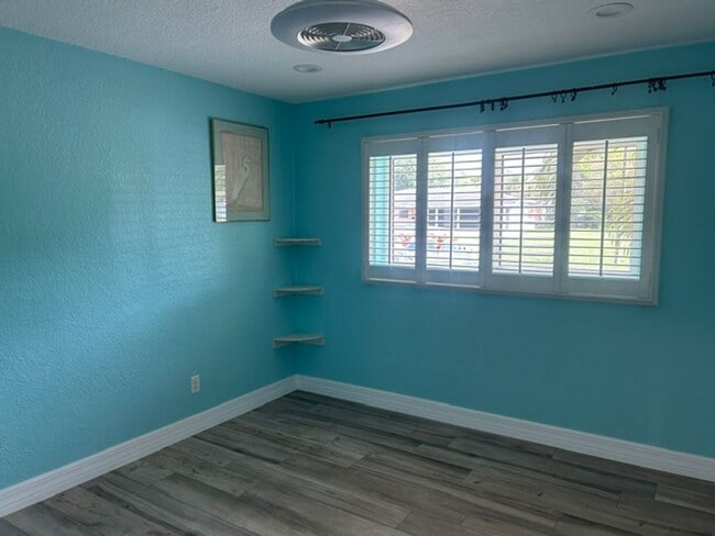 Building Photo - Beautiful 2/2 with dock and boat access