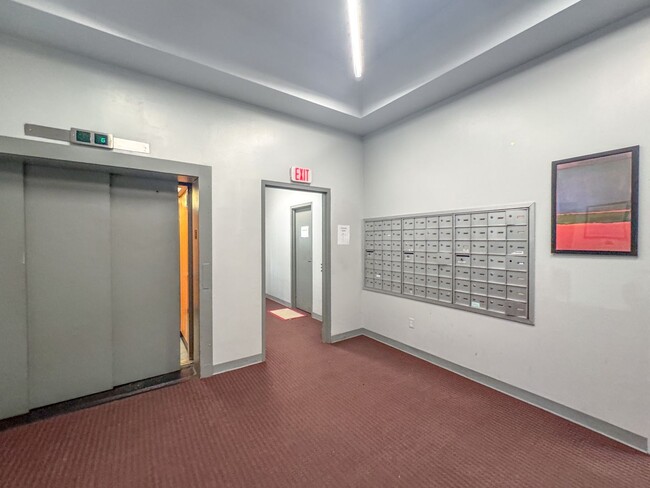 Building Photo - 2 Bed 1 Bath Condo available in Downtown N...