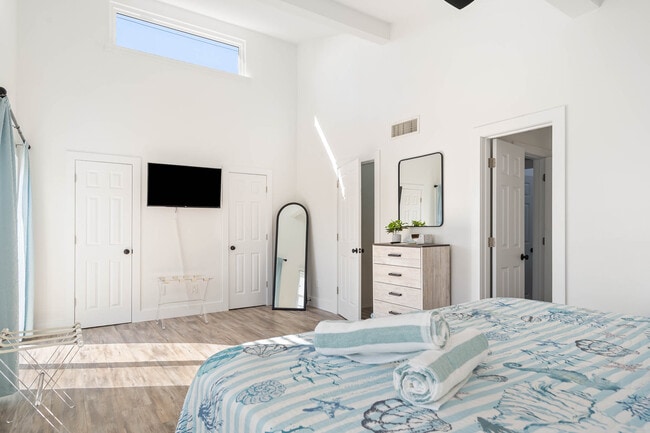 Building Photo - 113 4th Ave