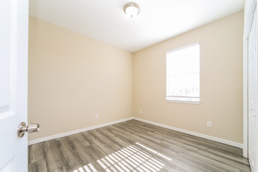 Building Photo - 731 E Red House Branch Rd