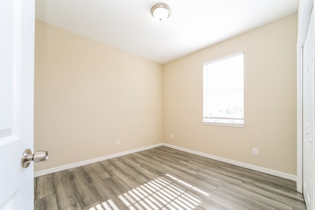 Building Photo - 731 E Red House Branch Rd