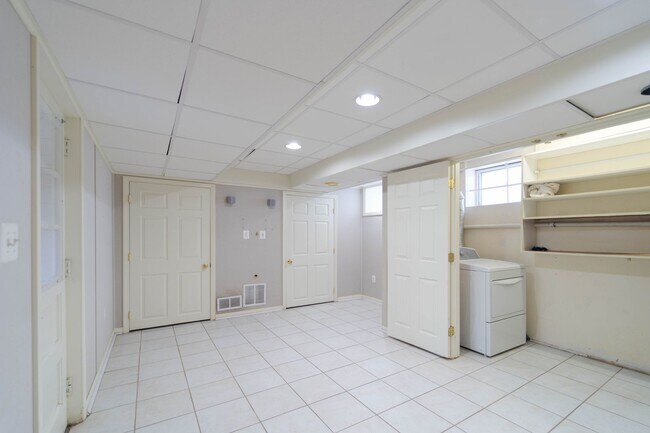 Building Photo - Spacious Split-Level with In-Law Suite & B...